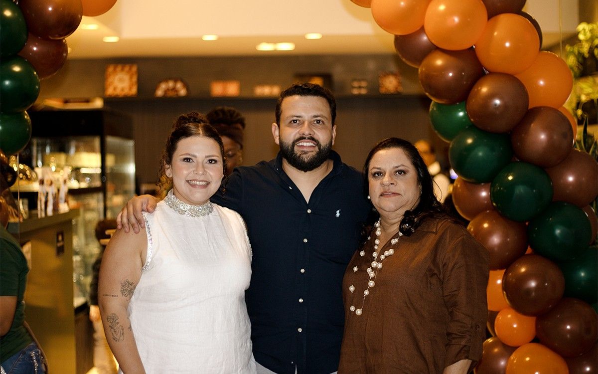 Dona Suzi e sócios celebram a inauguração da terceira unidade da Mania Torta em Uberaba. Reprodução: Globo