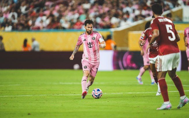 Lionel Messi recebe atenção em campo durante empate entre Al Ahly e Inter Miami.; Legenda da imagem. Reprodução: Esporte IG