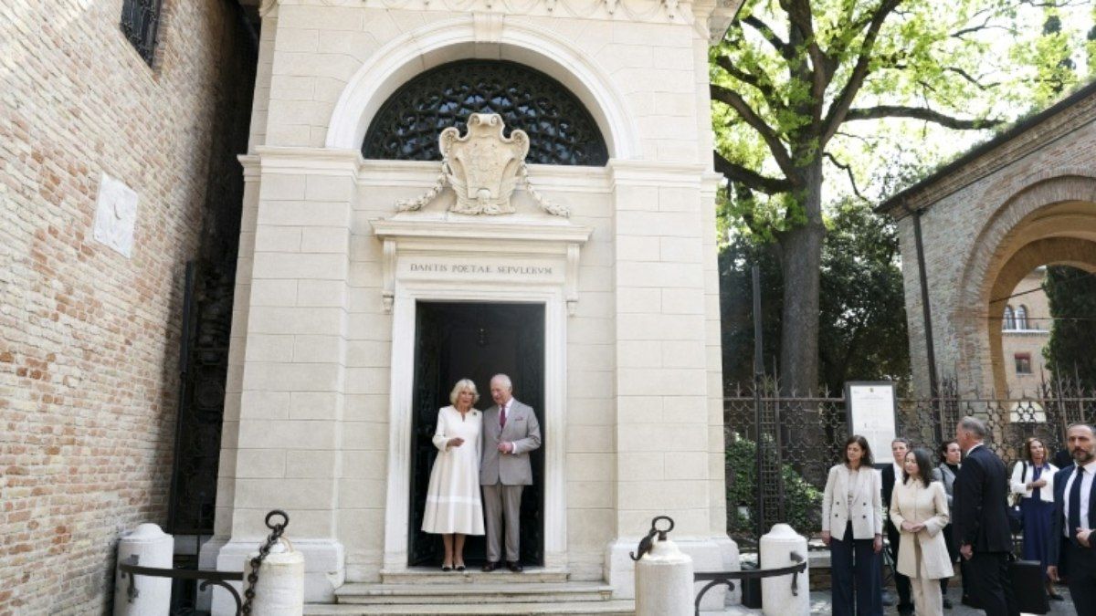 Rei Charles III e rainha Camilla visitam túmulo de Dante durante viagem à Itália. Reprodução: AFP