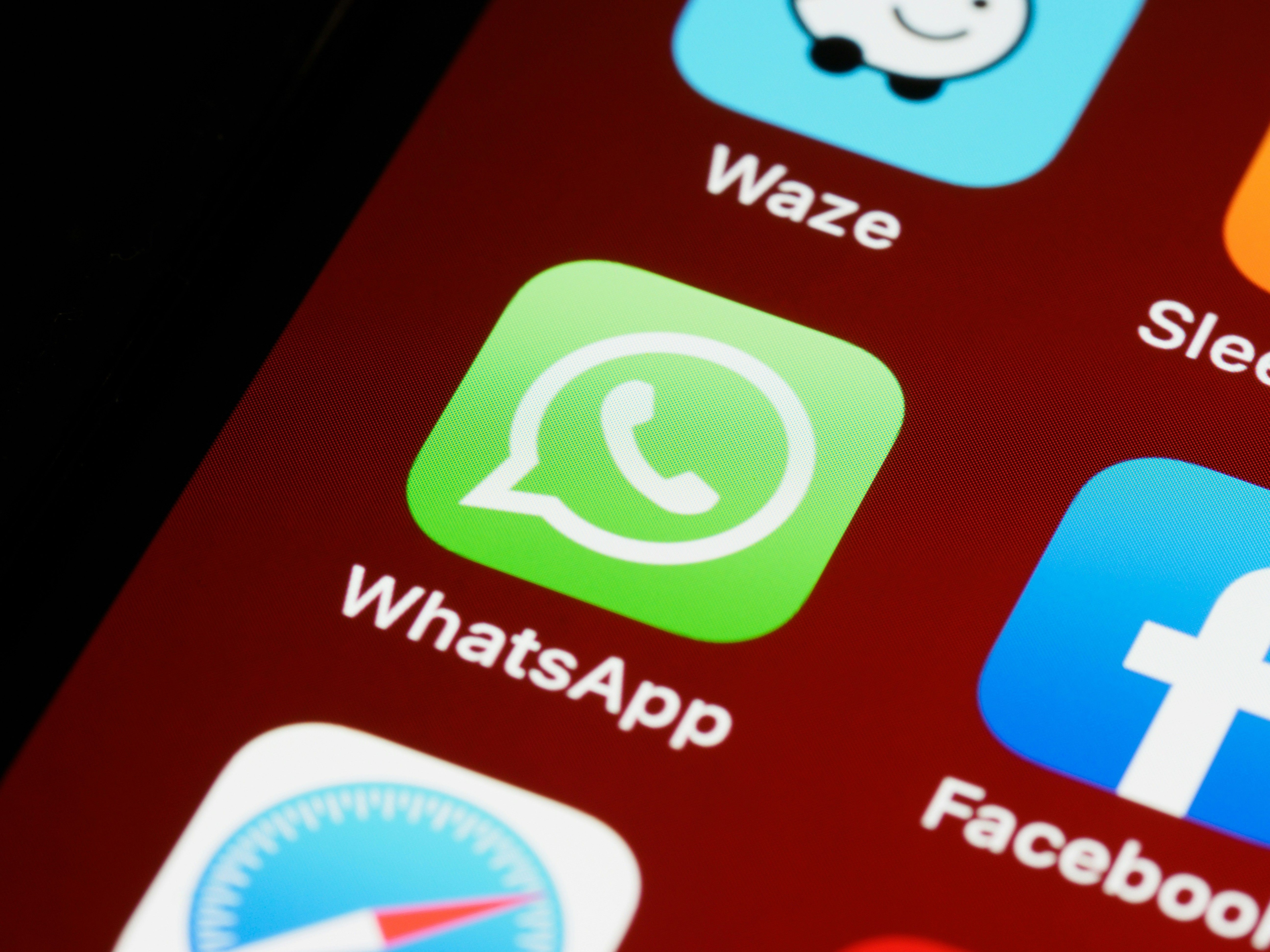 Usuários reagem à integração da Meta AI no WhatsApp e buscam formas de minimizá-la.; Reprodução: La Nación