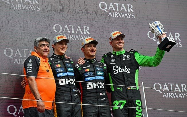 Oscar Piastri e Lando Norris celebram no pódio após a vitória de Nico Hülkenberg no GP da Grã-Bretanha. Reprodução: IG Esporte