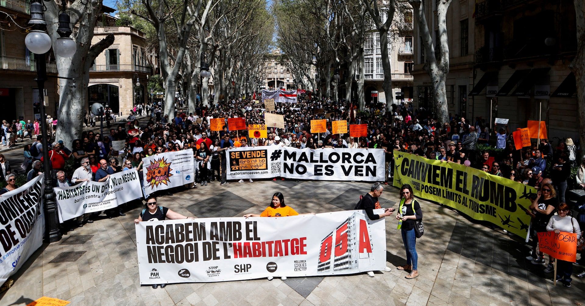 Protesto em diversas cidades da Espanha contra os altos aluguéis e a falta de moradias acessíveis. Reprodução: Reuters