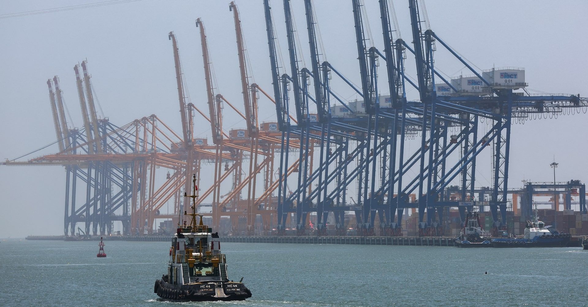 Trabalhadores de fábrica no Vietnã enfrentam aumento de produção e cortes de turno devido a pedidos dos EUA. Reprodução: Reuters