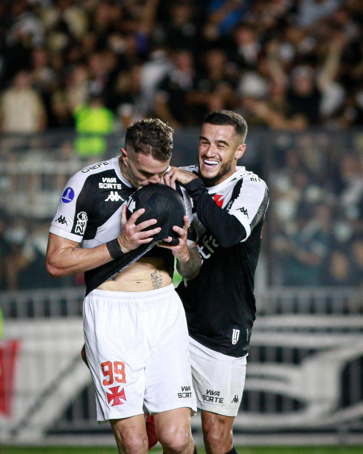Torcida vaia treinador após dificuldades no jogo contra o time venezuelano. Reprodução: Globo