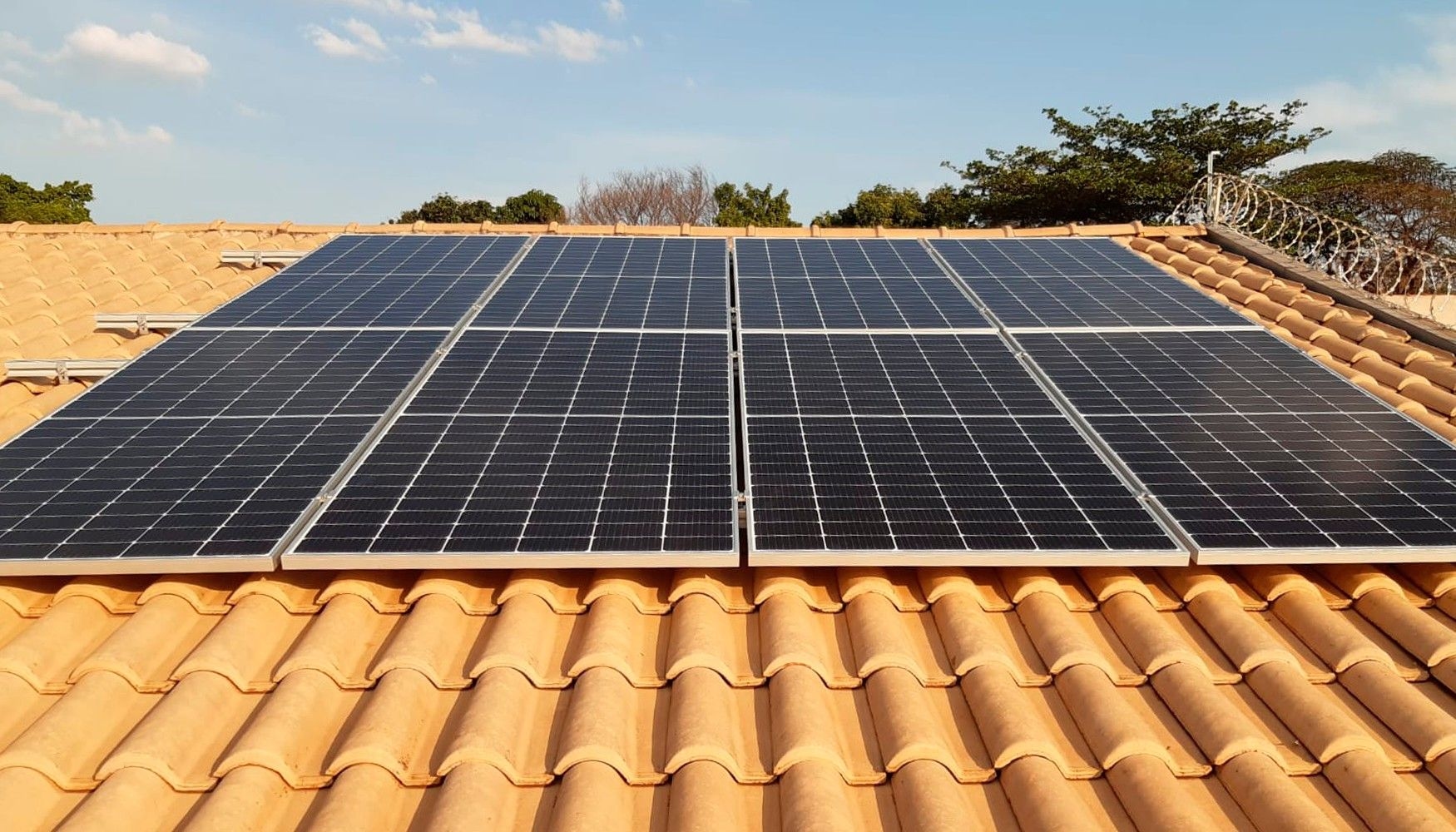 Instalação de painéis solares em telhados impulsiona geração distribuída no Brasil. Legenda da imagem. Reprodução: Retorno do item 11