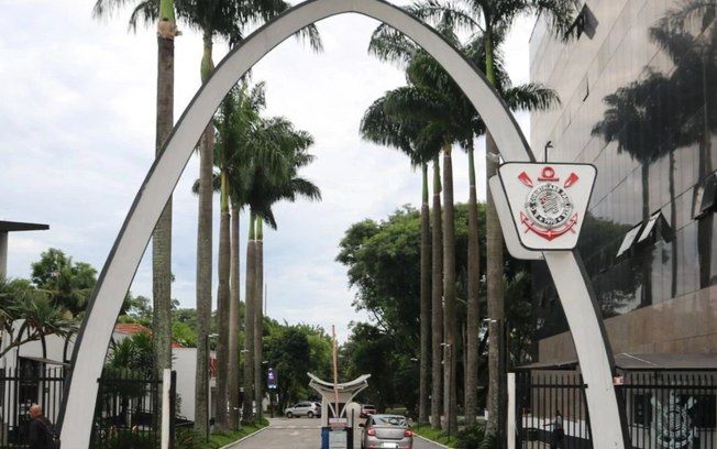 Torcedores do Corinthians protestam contra Memphis Depay em frente ao Parque São Jorge.; Legenda da imagem. Reprodução: Esporte.