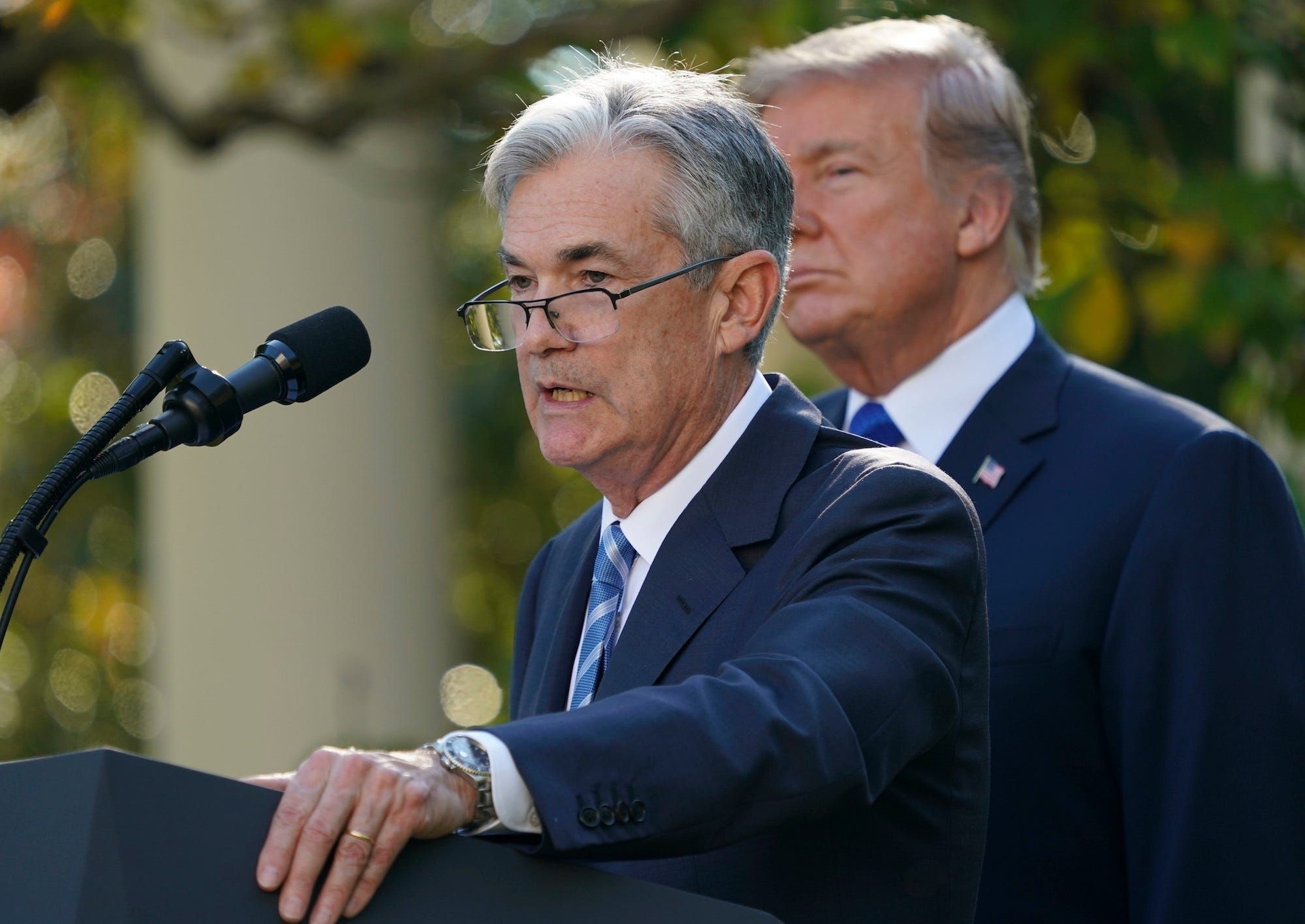 Jerome Powell, presidente do Fed, e Donald Trump em 2017, diante de críticas sobre as taxas de juros. Reprodução: Business Insider