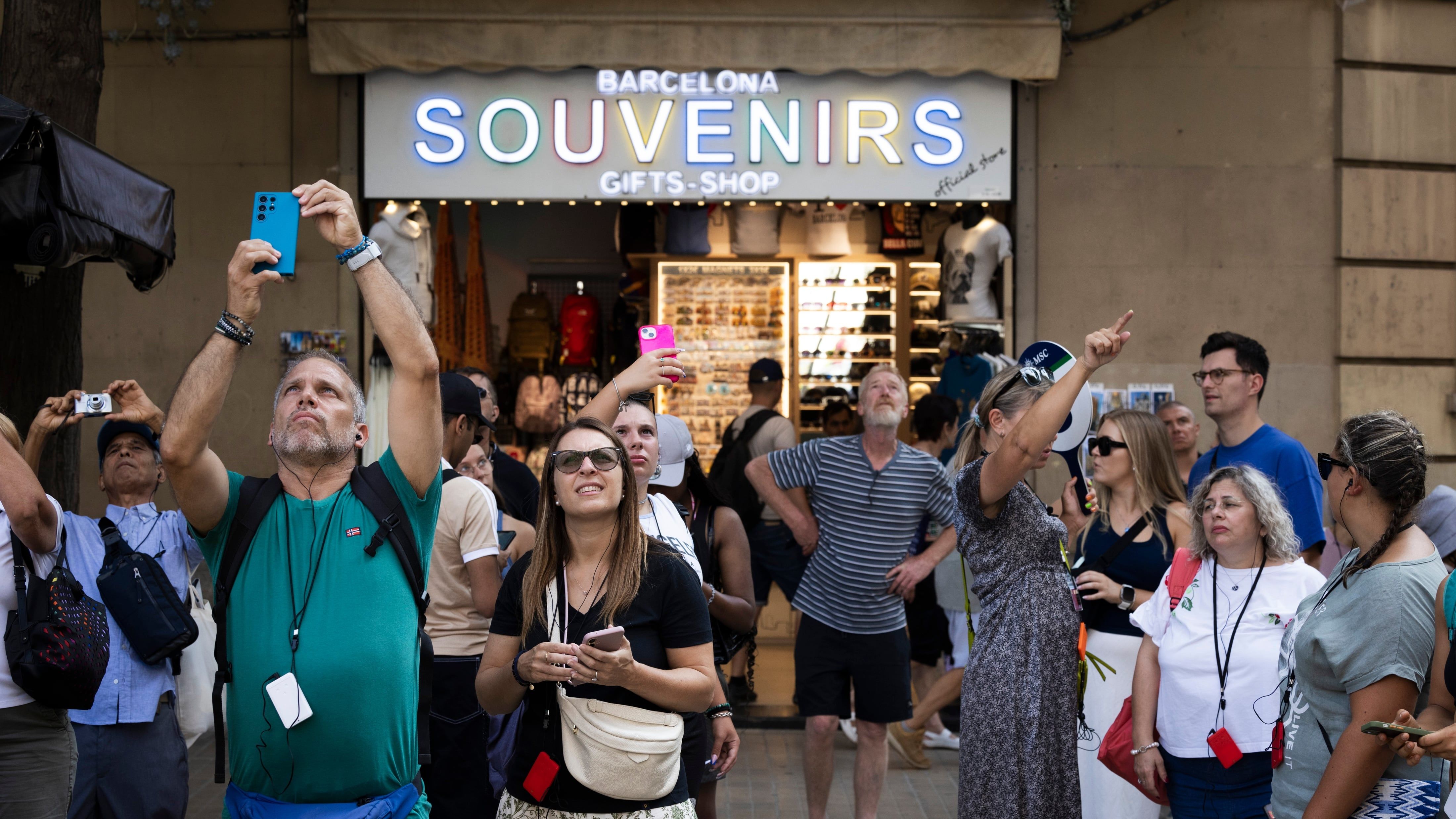 Turistas na Sagrada Família, em Barcelona, no contexto de medidas de gestão do turismo massivo. Reprodução: El País