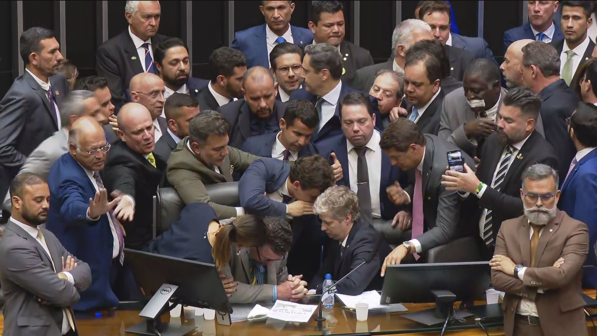 Parlamentares bolsonaristas ocupam as Mesas Diretoras da Câmara em protesto contra a prisão de Jair Bolsonaro.; Legenda da imagem. Reprodução: Globo