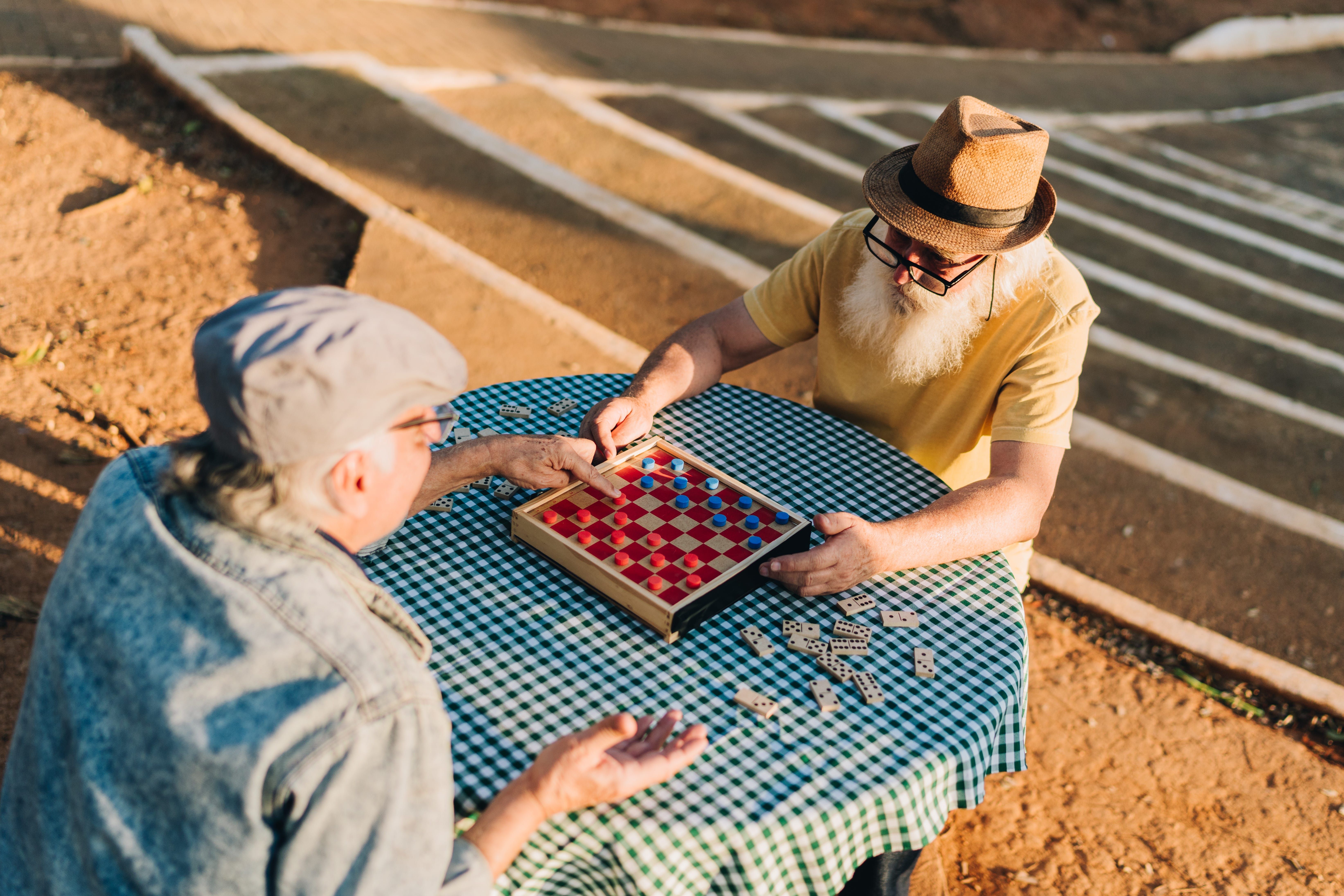 Aposentados buscam maneiras econômicas de se socializar e evitar a solidão. Reprodução: Business Insider