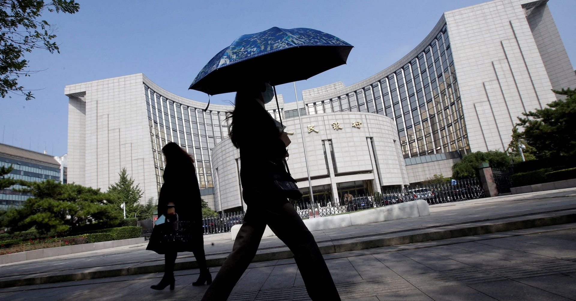 Banco da China impede quedas acentuadas do yuan e orienta bancos estatais a reduzirem compras em dólar. Reprodução: Reuters