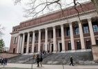 Biblioteca da Universidade de Harvard, destacada em meio a mudanças nas políticas de visto estudantil dos EUA. Reprodução: UOL