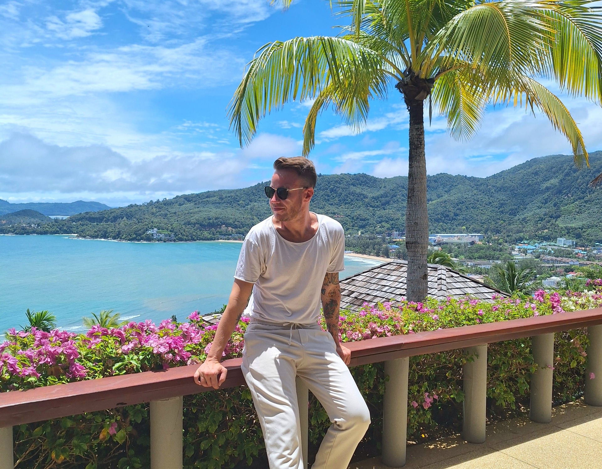 Andre Neveling em Phuket, diante do mar e palmeiras, para recuperação de burnout. Legenda da imagem. Reprodução: Retorno do item 11