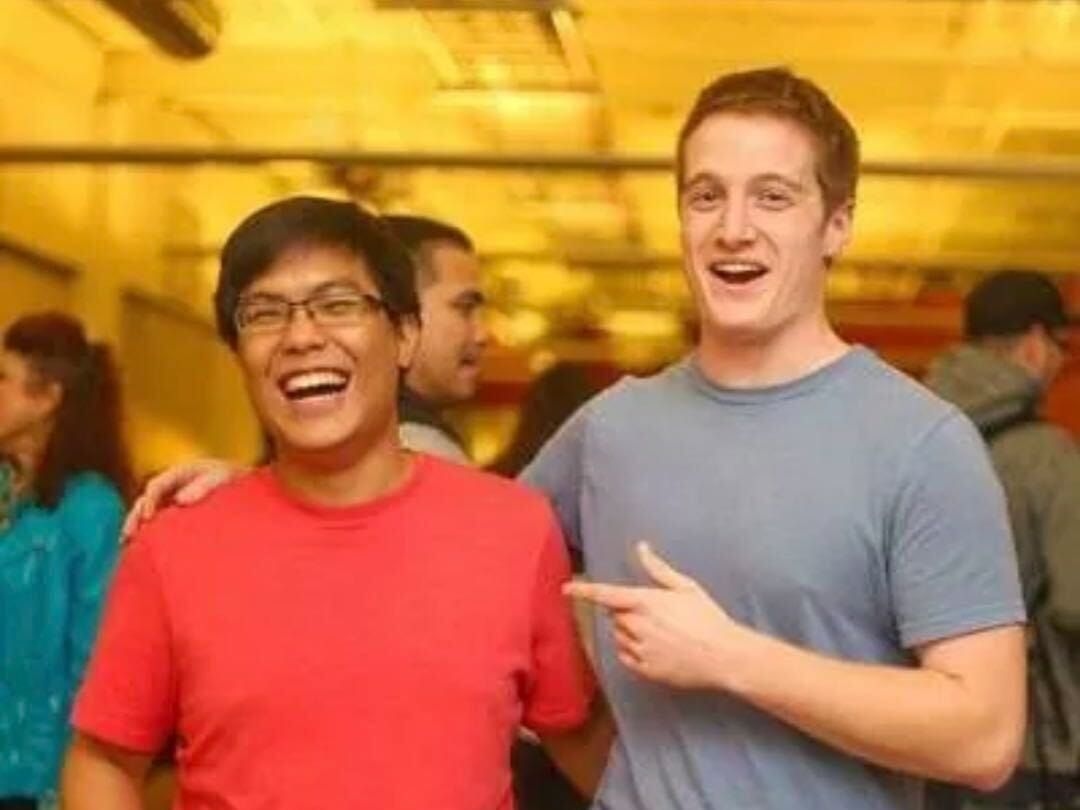 Co-fundadores da StackBlitz, Albert Pai e Eric Simons, discutem inovações no setor de IA. Reprodução: Business Insider