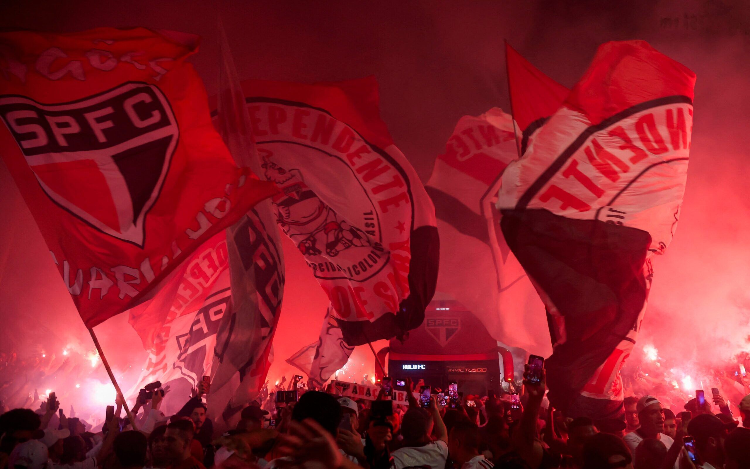 Torcedores do São Paulo em ação durante o empate contra o Alianza Lima no Morumbi. Reprodução: Lance