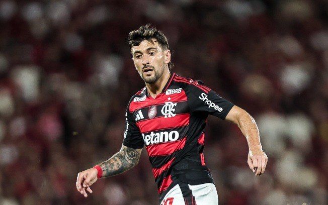 Arrascaeta brilha no triunfo do Flamengo sobre o Santos, com participação direta em gol. Reprodução: Retorno do item 11