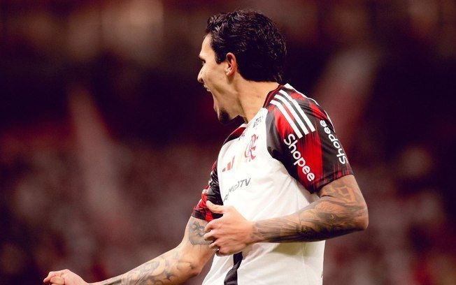 Pedro brilha ao marcar dois gols na vitória do Flamengo sobre o Inter. Legenda da imagem. Reprodução: Adriano Fontes/Flamengo