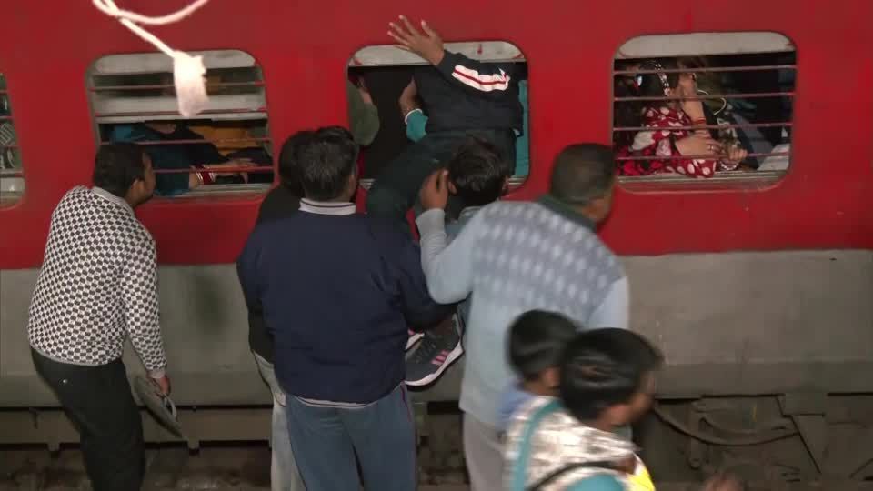 Tragédia em estação de trem na Índia deixa 18 mortos