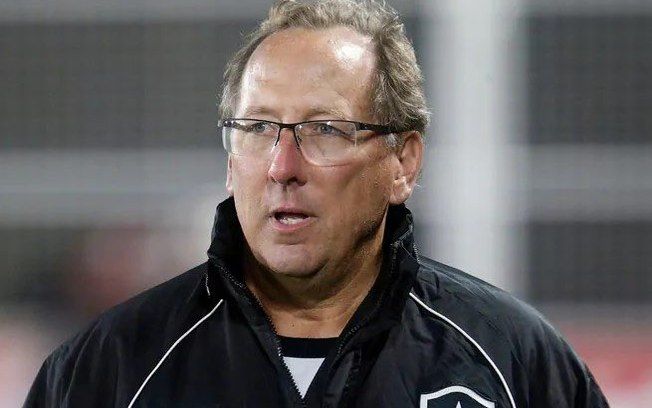 John Textor anuncia afastamento da administração do Lyon após rebaixamento do clube francês. Reprodução: iG