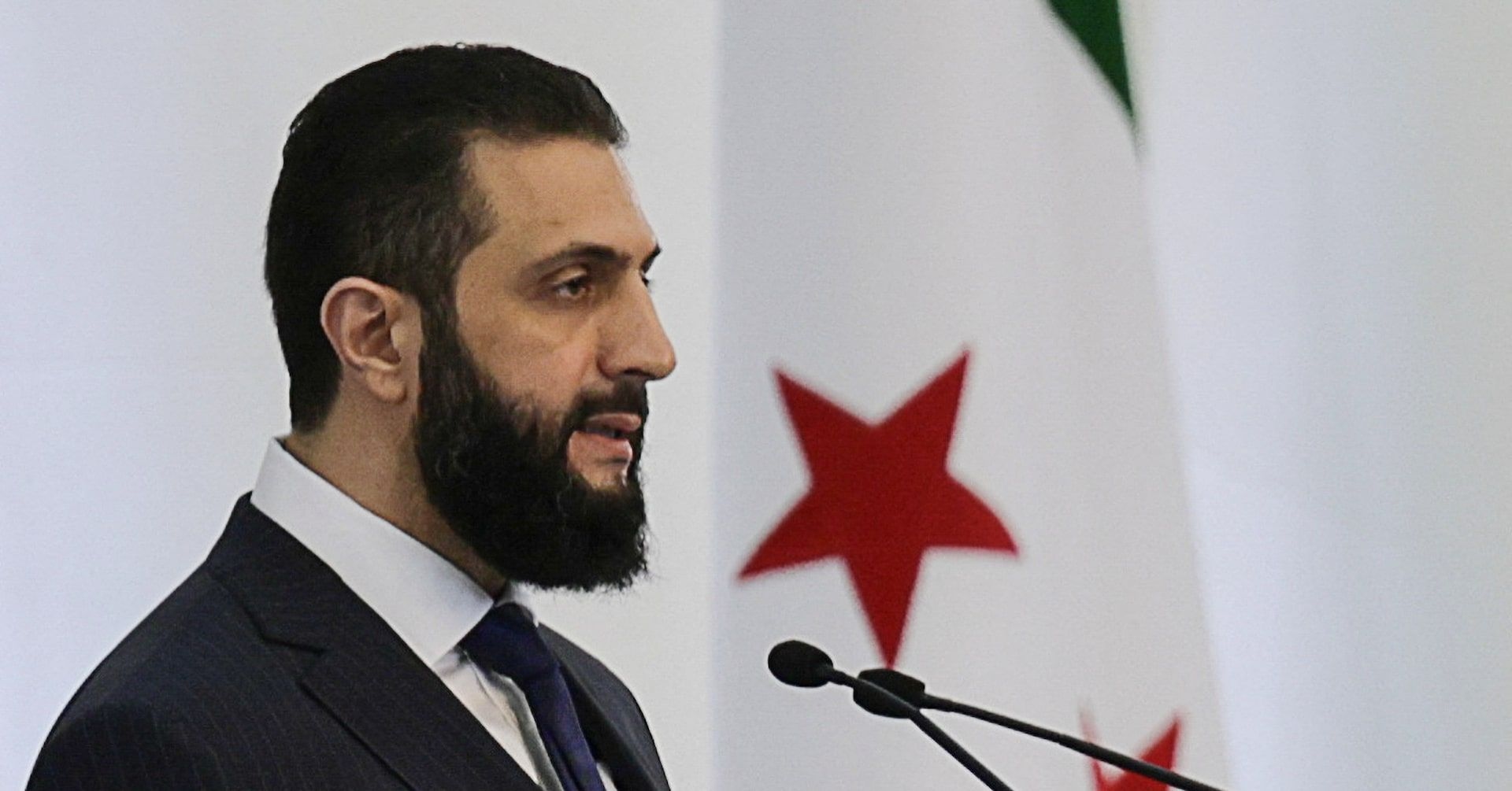 Presidente sírio Ahmed al-Sharaa visita Paris em busca de apoio internacional. Reprodução: Reuters