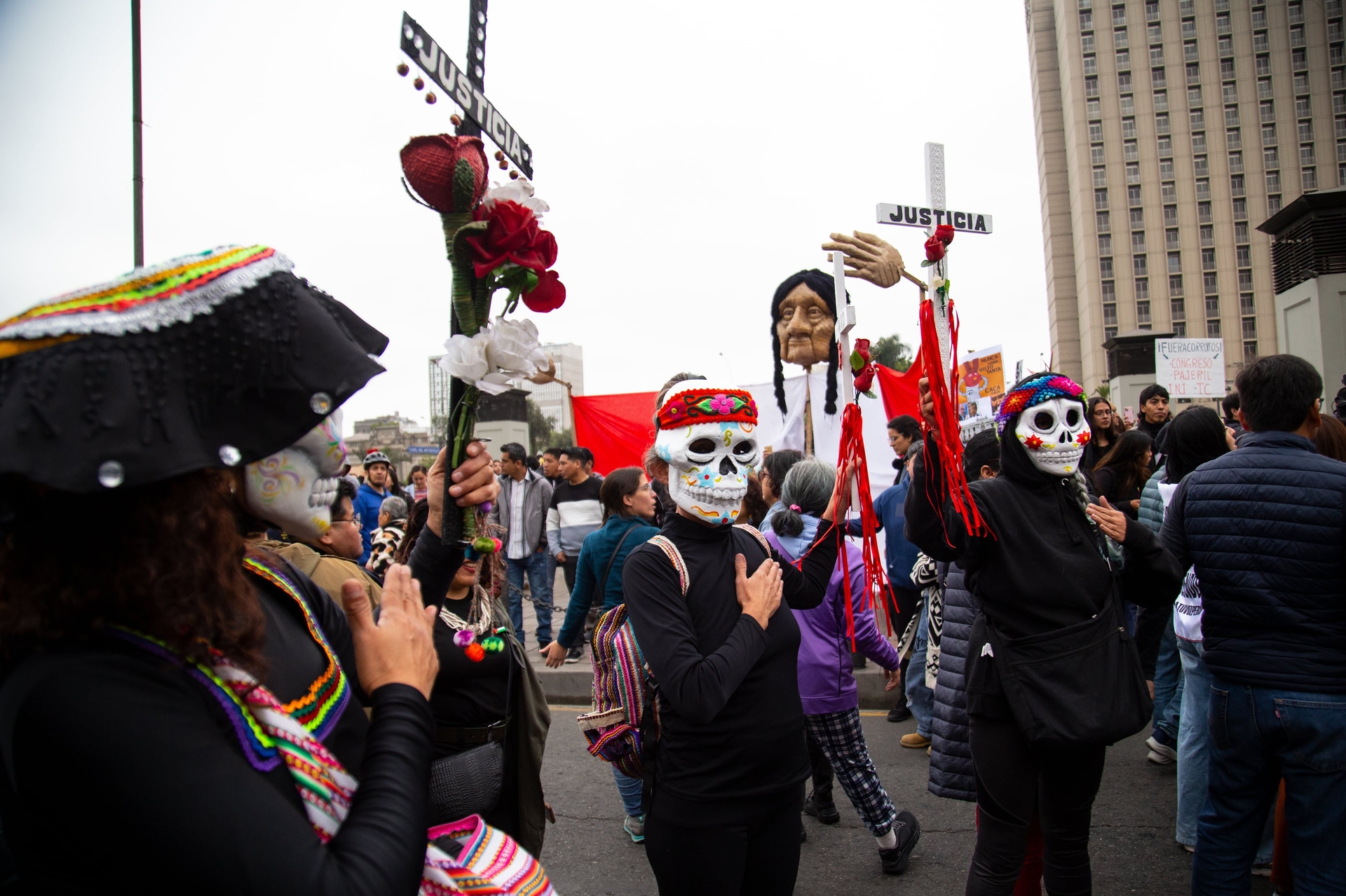 Manifestantes em Lima protestam junto ao Congresso, com confrontos à polícia e um enorme violino como símbolo. Legenda da imagem. Reprodução: Retorno do item 11