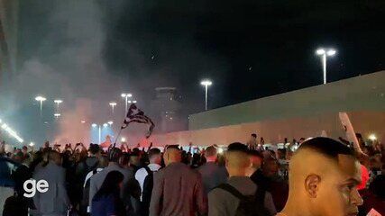 Torcida do Botafogo faz festa no Galeão antes da viagem para a Copa do Mundo de Clubes. Reprodução: Globo
