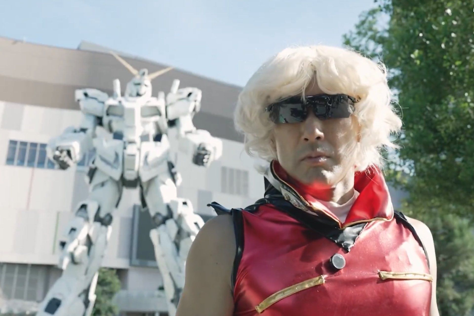 Taro Yamamoto viraliza ao se vestir como Quattro Bajeena, personagem de Zeta Gundam. Legenda da imagem. Reprodução: Gizmodo