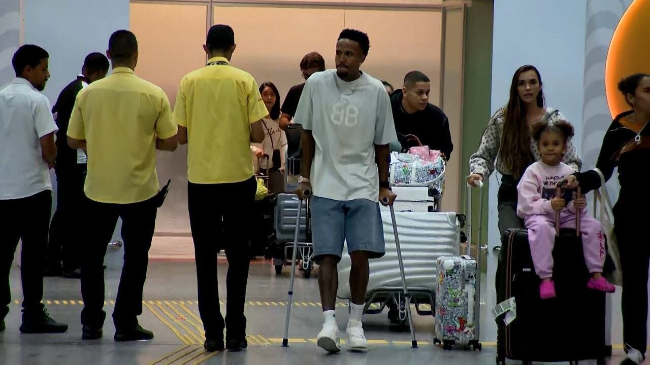 Militão chega ao Rio com muletas, priorizando a Copa do Mundo. Reprodução: Ge