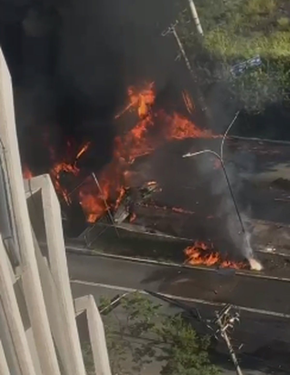 Avião cai em São Paulo e testemunha relata o acidente