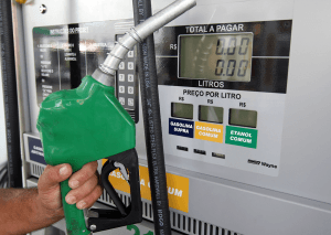 Antes de reajuste pela Petrobras, combustíveis mostravam queda em maio