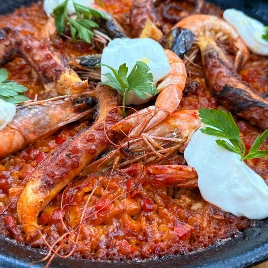 Paella espanhola é destaque na noite cultural do Empório Farinha Pura. Reprodução: Globo