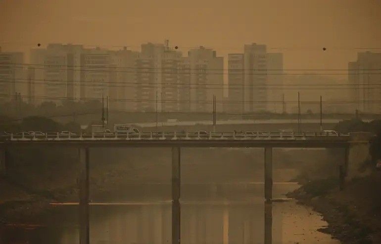 Cidade vista de cima mostra emissões de CO₂ mapeadas por satélite. Reprodução: Globo