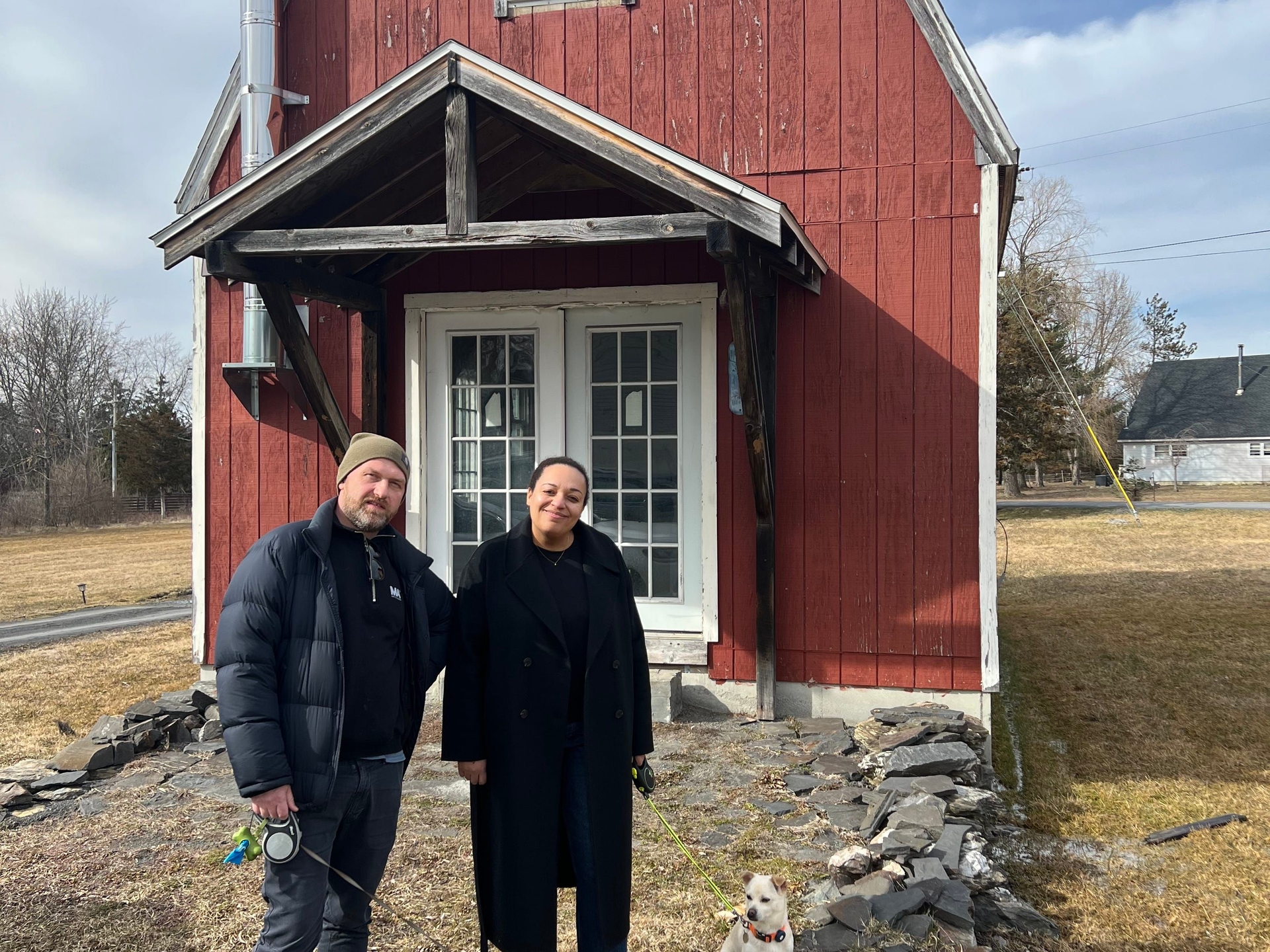 Selena Lounds e Wade Jensen co-adquiriram uma casa em Hudson, Nova York, transformando-a em um Airbnb. Reprodução: Business Insider