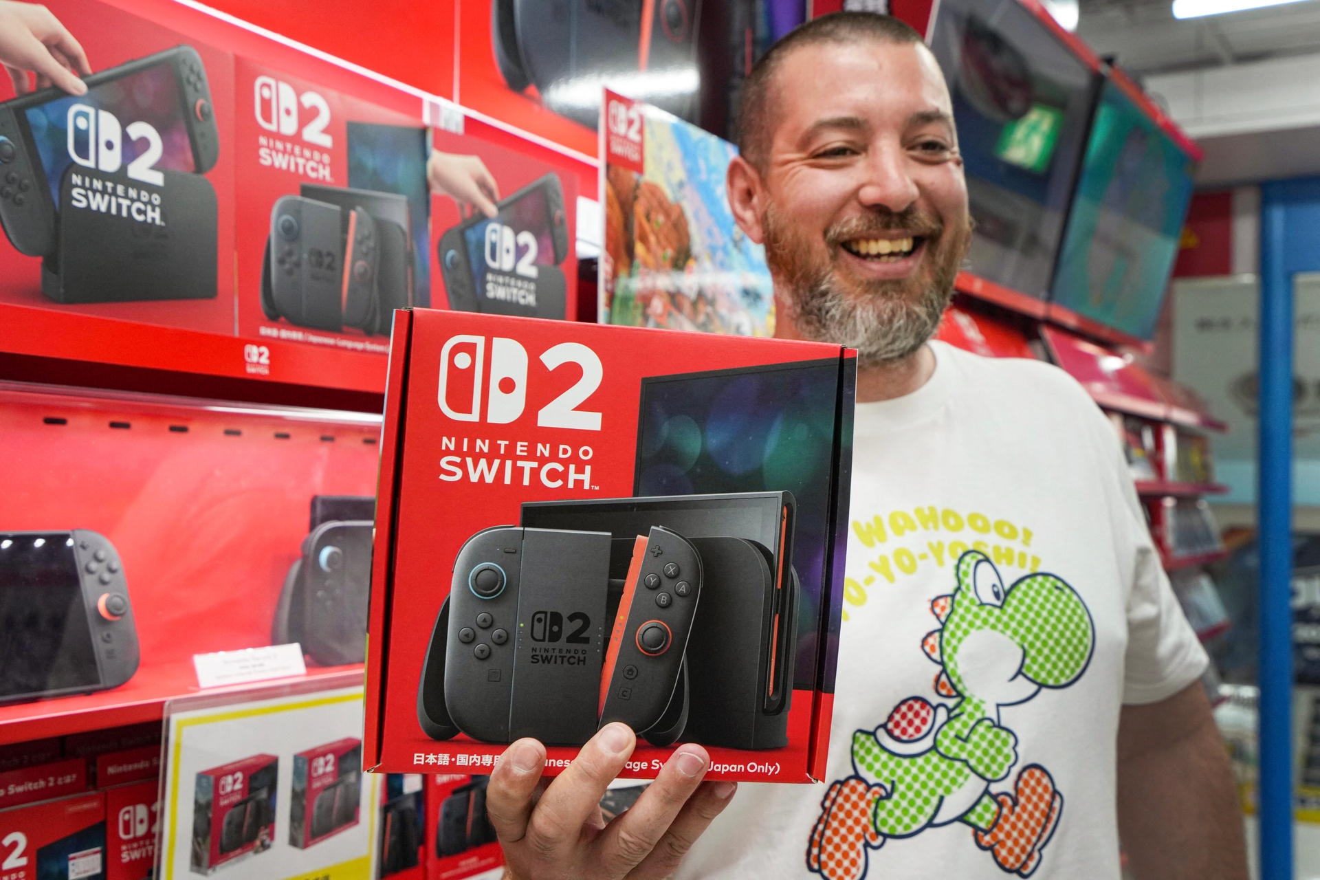 Cliente segura a nova Nintendo Switch 2 logo após o lançamento em Tóquio. Reprodução: Business Insider