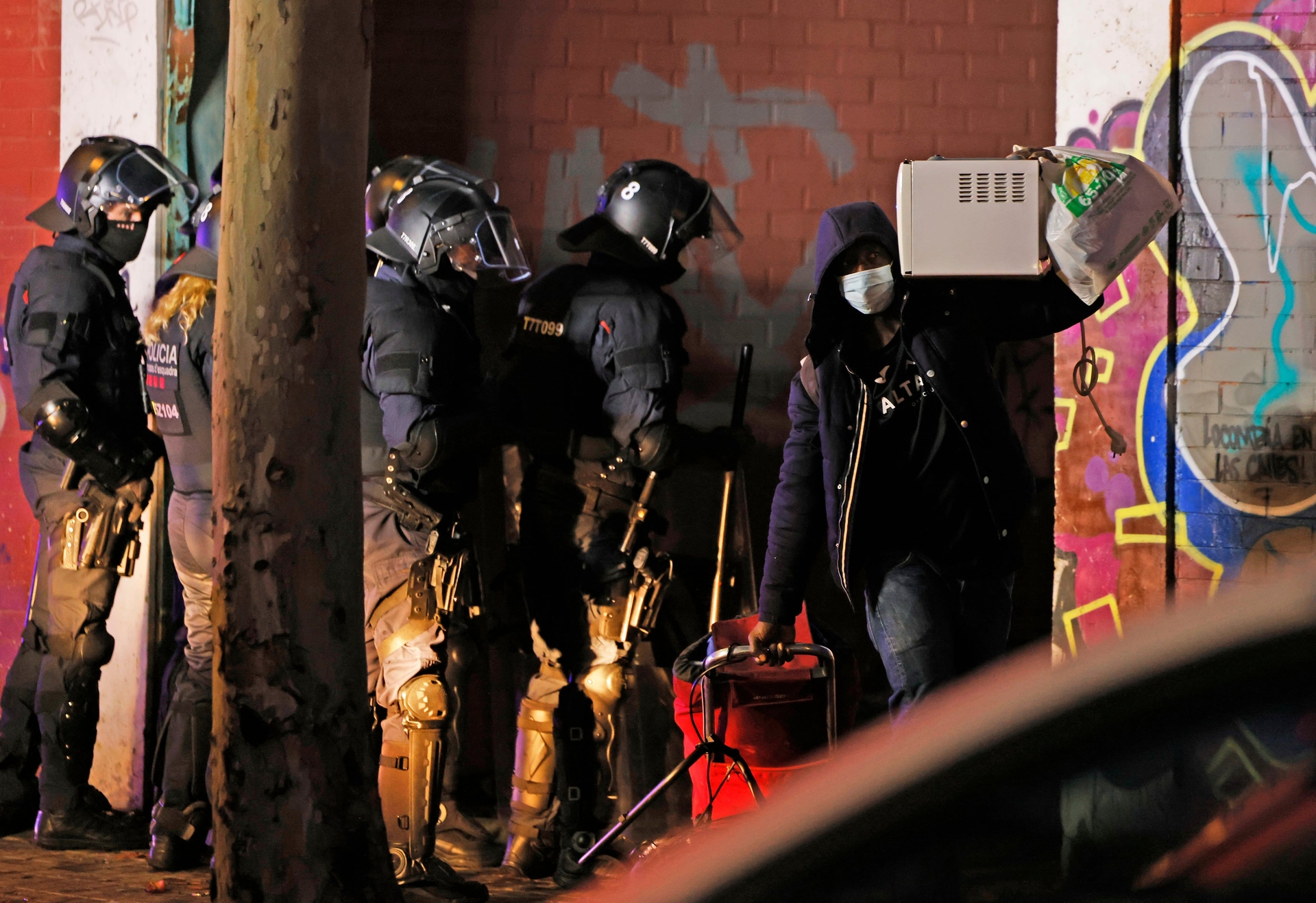 Mossos iniciam despejo do maior assentamento de migrantes da Catalunha em Badalona. Reprodução: Elpais