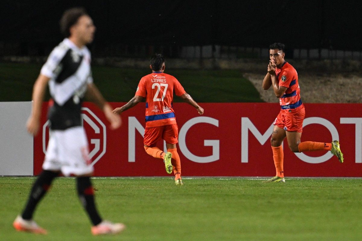 Jogador do Vasco celebra gol em partida contra o Puerto Cabello. Reprodução: Globo
