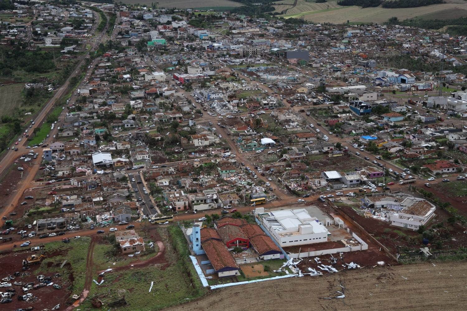 Tornado devasta Rio Bonito do Iguaçu, Paraná, deixando mortos e desabrigados. Reprodução: Retorno do item 11