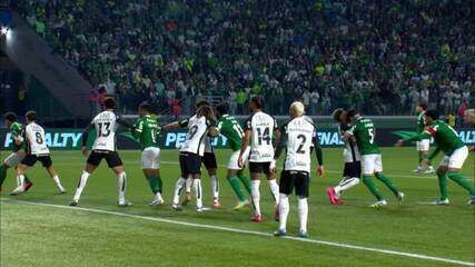 Aníbal Moreno pede desculpas à torcida do Palmeiras após expulsão na derrota para o Corinthians. Reprodução: Globo