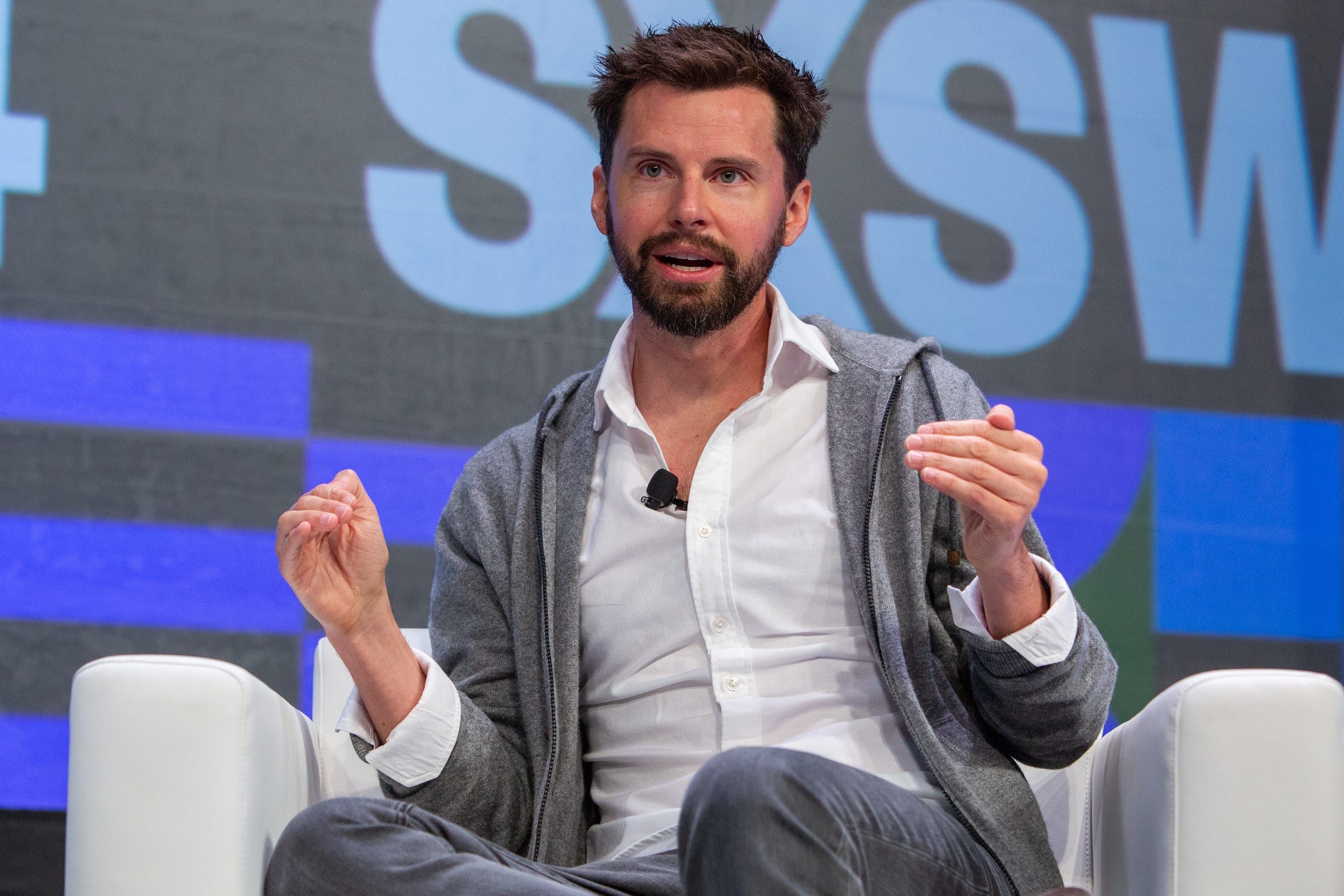 Justin McLeod, CEO do Hinge, defende que IA não substitui conexões humanas no amor. Reprodução: Business Insider