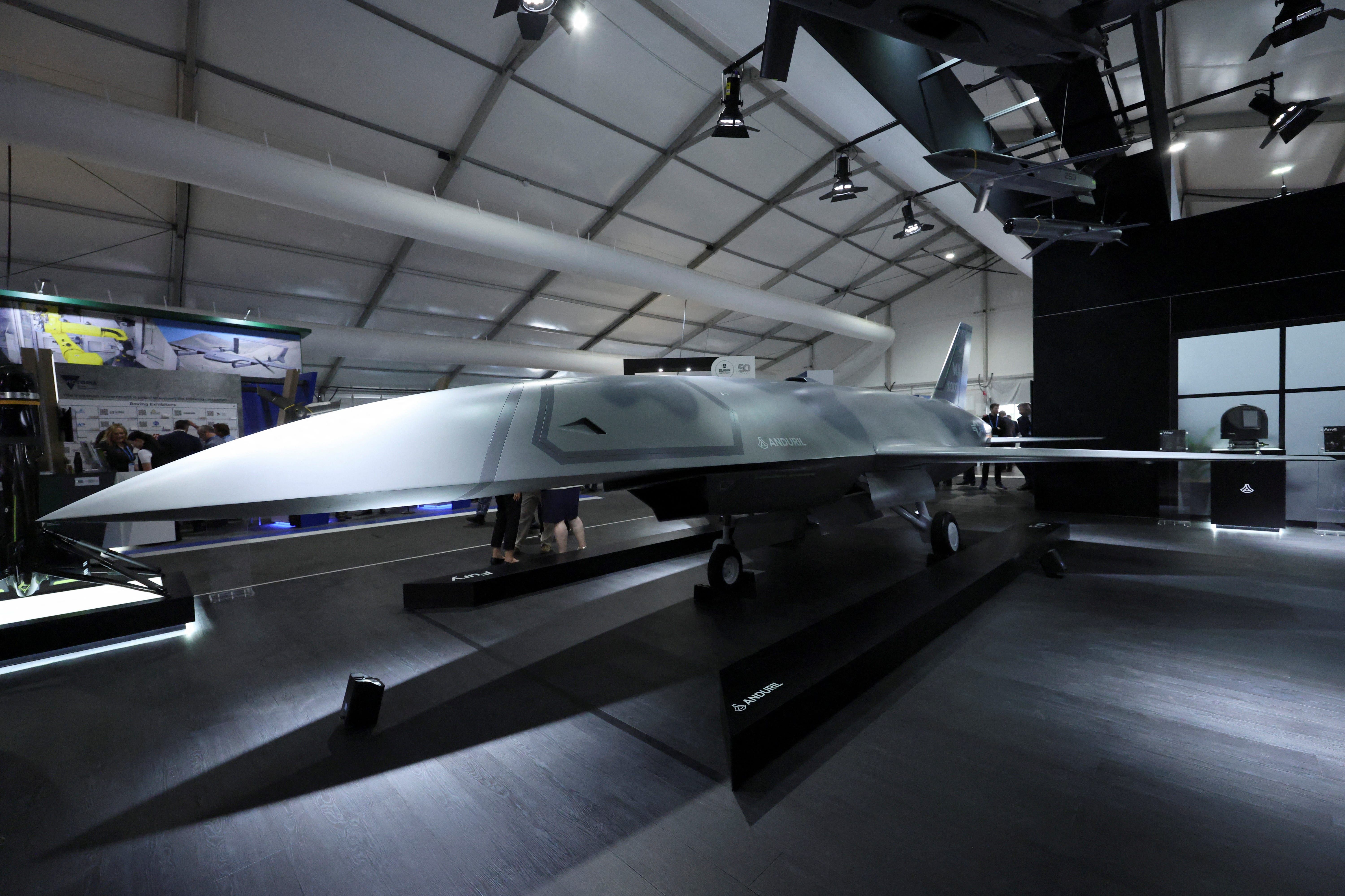 Engenheiros trabalham na montagem do novo drone de combate da Anduril para a Força Aérea dos EUA.; Reprodução: Business Insider