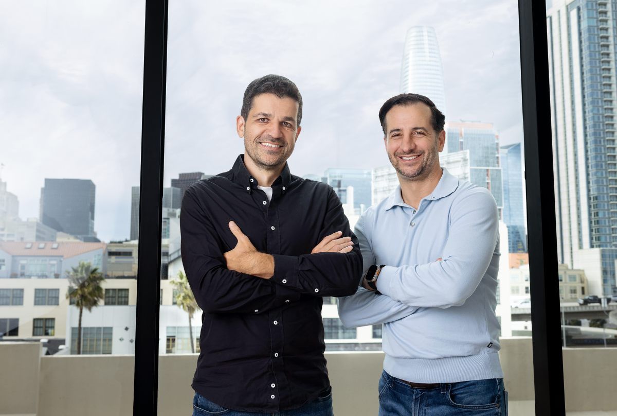 Chris Farmer e Ilya Kirnos, cofundadores da SignalFire, discutem sobre investimentos e análise de dados. Reprodução: TechCrunch