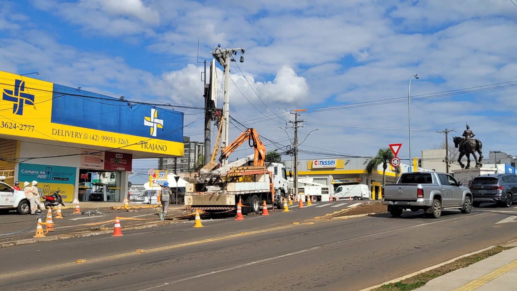Motorista perde controle e bate em poste, deixando região sem luz em Guarapuava. Reprodução: Globo