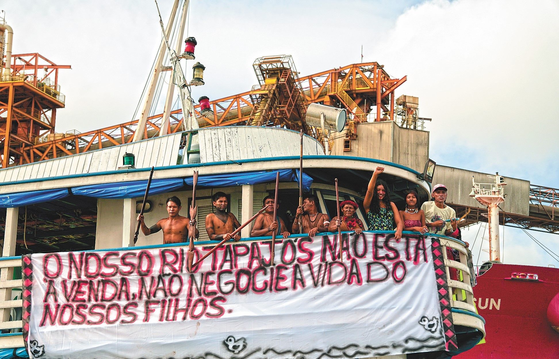 Navio navegando na Amazônia, cenário da crise entre governo e povos indígenas. Reprodução: Oglobo