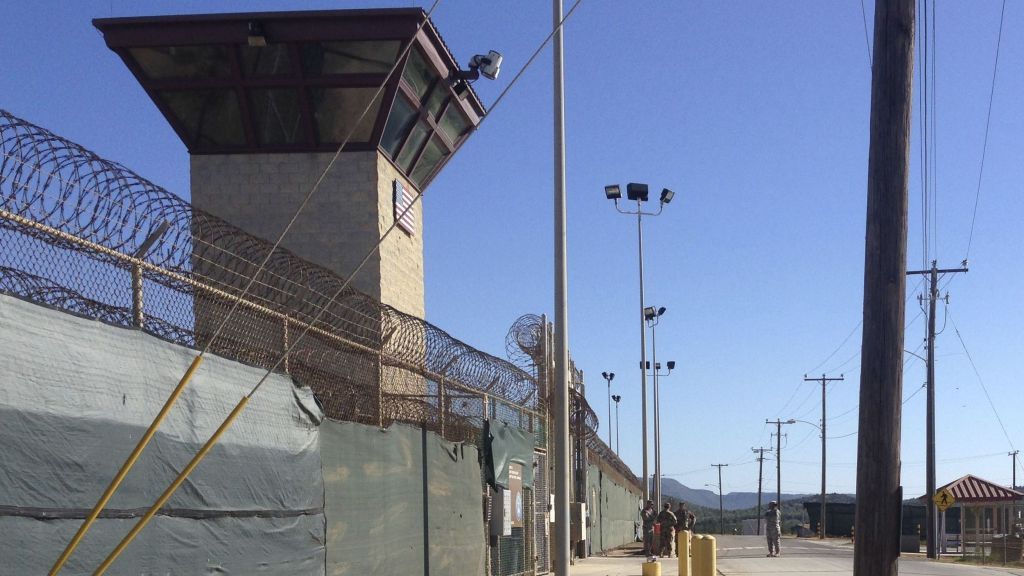 EUA enviam voo militar para imigrantes à Guantánamo