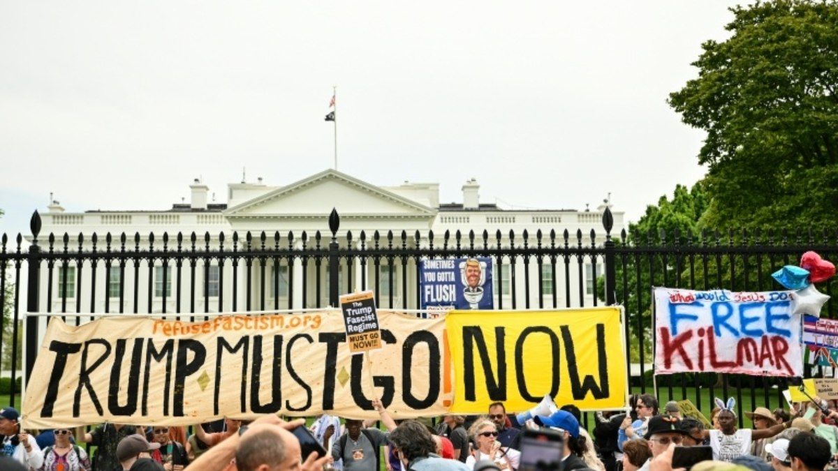 Milhares de manifestantes protestam contra o presidente Donald Trump em diversas cidades dos EUA.; Reprodução: AFP