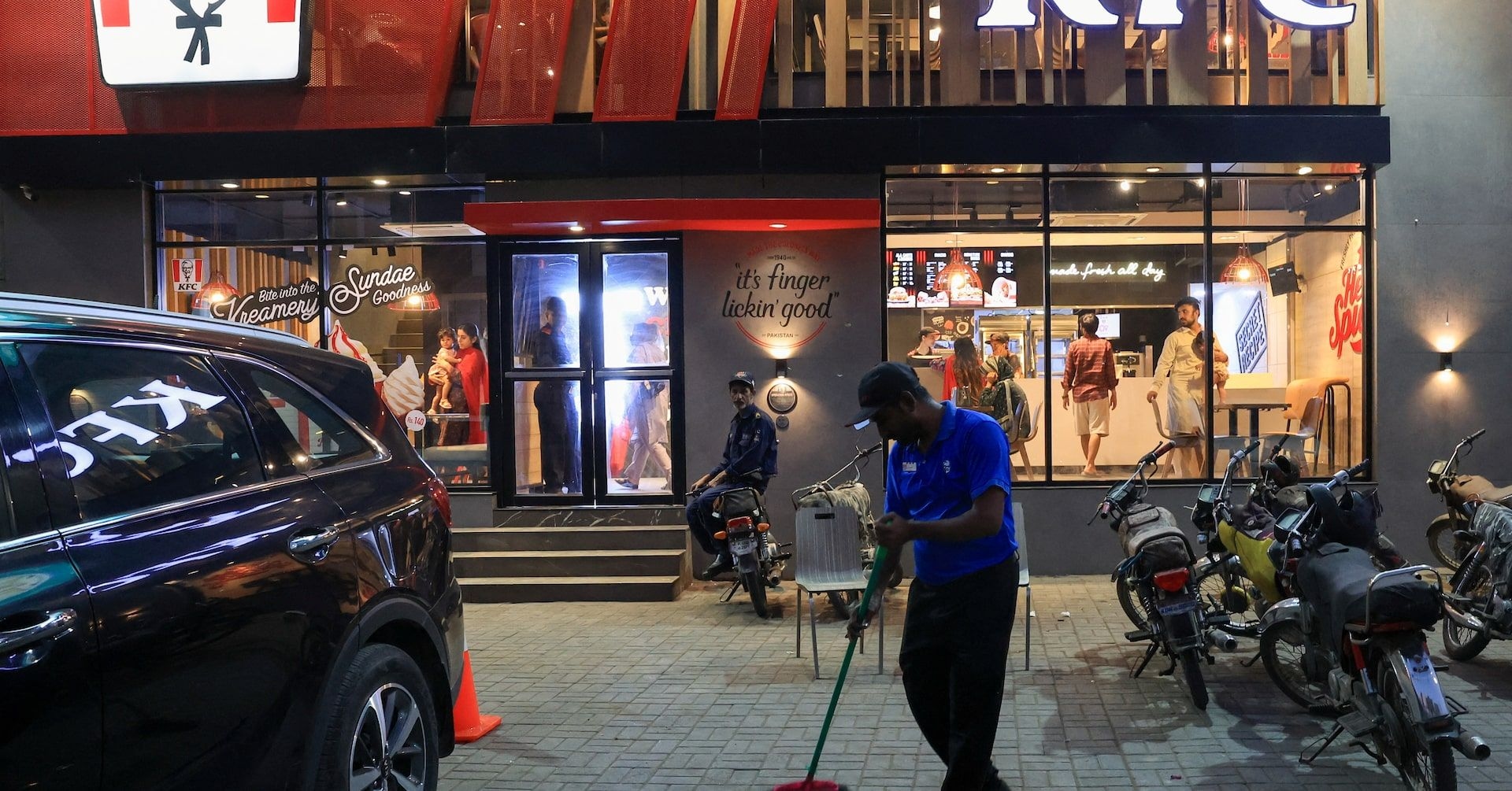 Protestos e ataques em cadeia de fast-food KFC no Paquistão geram dezenas de prisões. Reprodução: Reuters