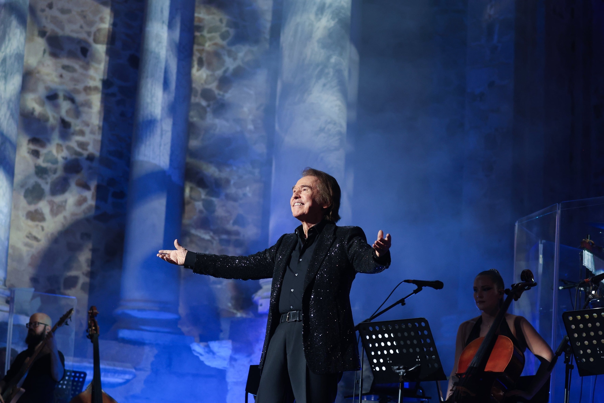 Raphael retoma os palcos em emocionante retorno no teatro romano de Mérida. Reprodução: El País