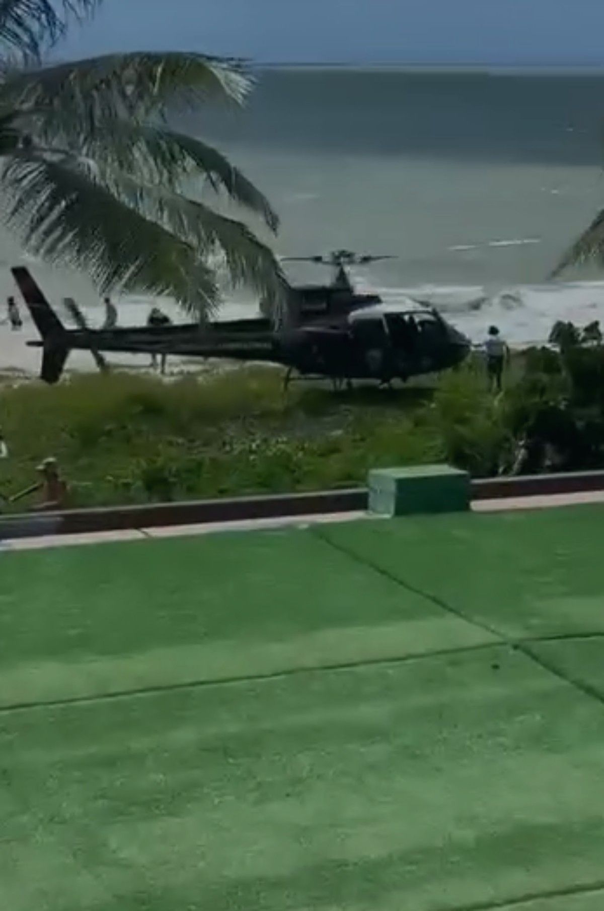 Helicóptero da polícia auxilia resgate de jovem que se afogou na praia de Manaíra. Reprodução: Globo