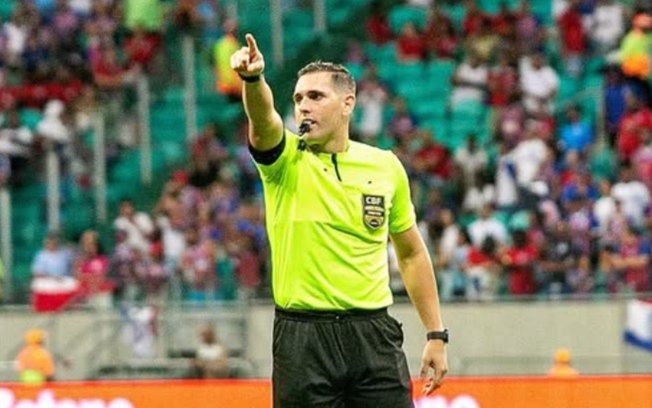 [Jogadores acusam árbitro de ofender Lira durante o clássico São Paulo x Santos.]. Reprodução: Esporte