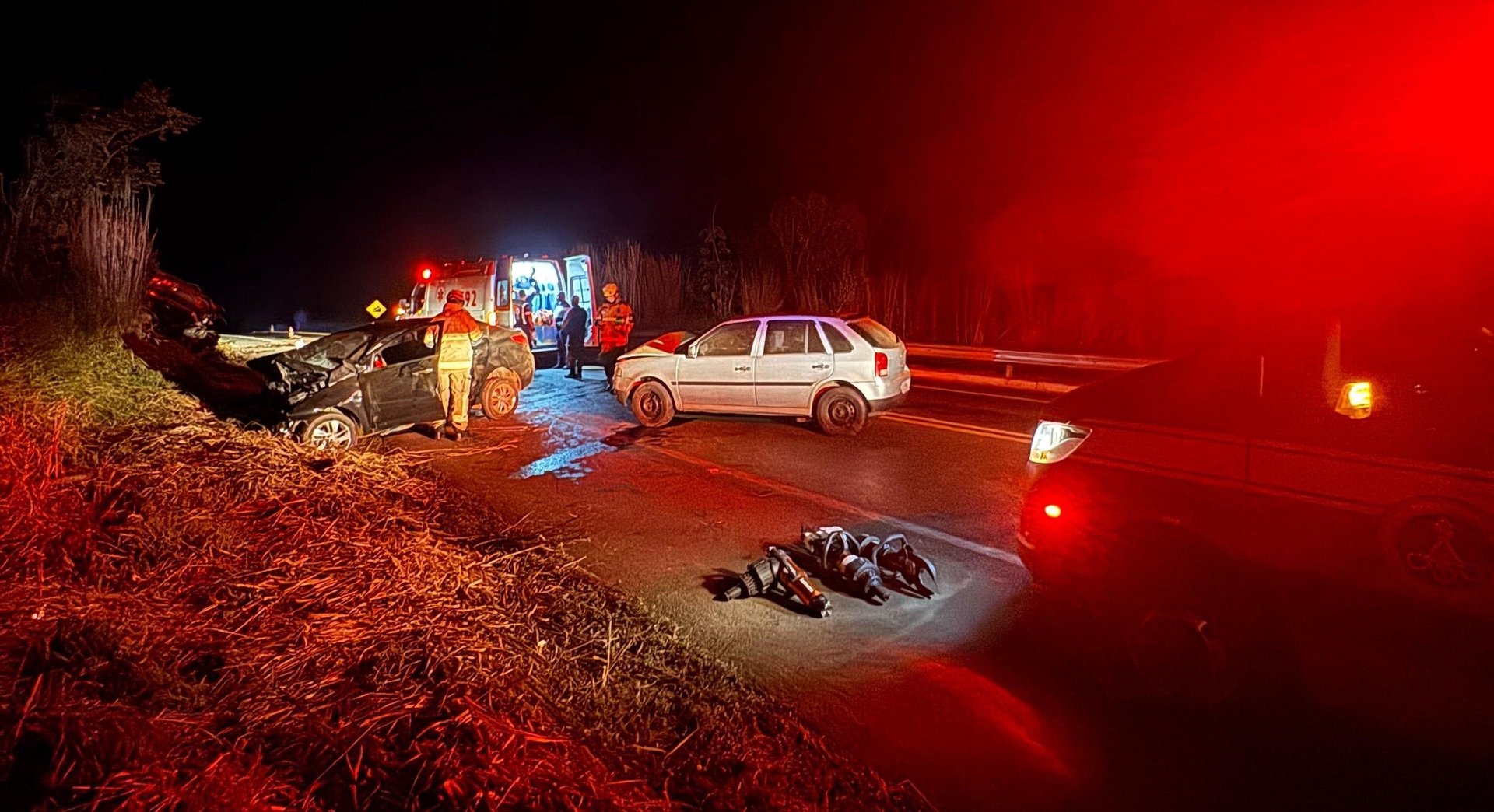Acidente entre três carros na BR-352 deixa dois mortos em Patos de Minas. Reprodução: Globo